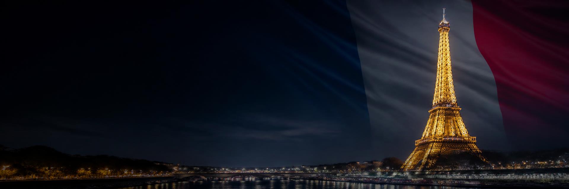 Torre Eiffel iluminada à noite em Paris